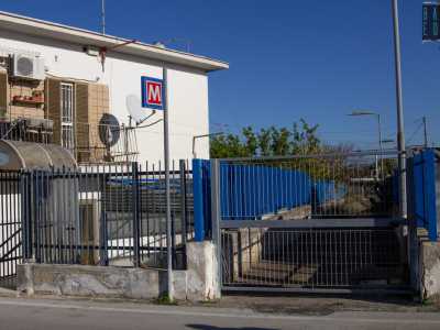 Non solo: da diversi anni il rione non � raggiungibile neanche in treno. A met� anni 90 fu infatti istituita una linea che lo collegava a Bari Centrale, ma della piccola stazione oggi restano solo la cancellata e il corridoio di accesso...